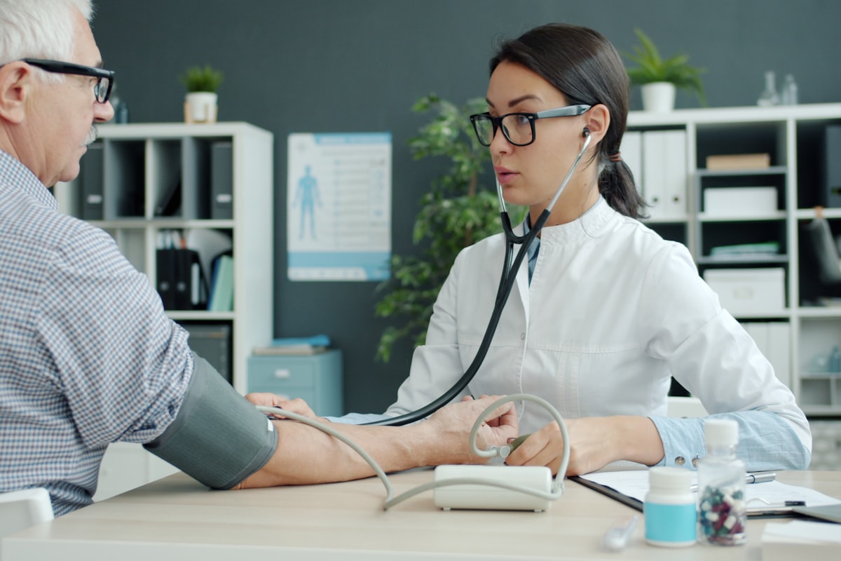 Revizní technik s měřícím zařízením u plynového kotle.