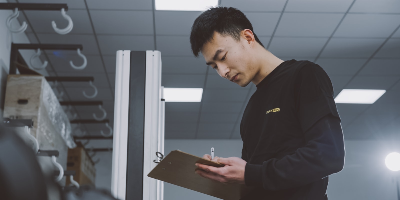 Technik provádí revizi technického zařízení.